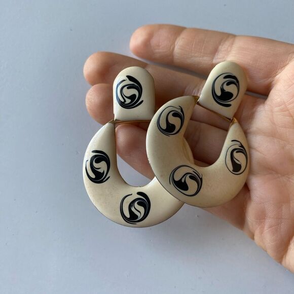 Retro Vintage Elegant Cream and Black Bold Dangly Earrings - Picture 3 of 4